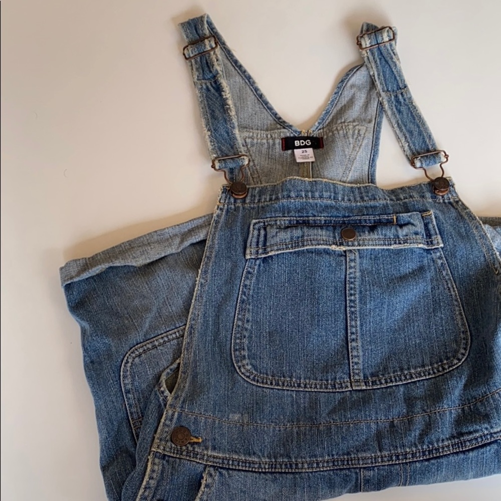 URBAN OUTFITTERS BDG DENIM OVERALLS SHORTS